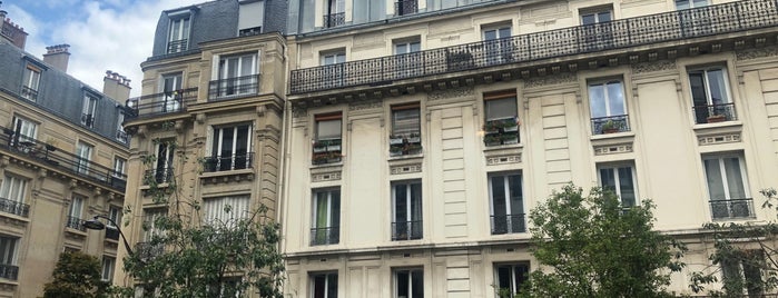 Hôtel Les Jardins de Montmartre is one of Locais salvos de Tiina.