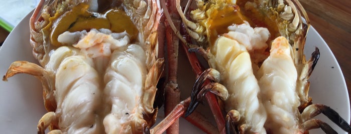 Krua Yuphin Seafood is one of farsaiさんのお気に入りスポット.