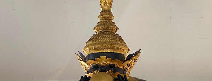 วัดศีรษะทอง (วัดพระราหู) Wat Sisa Thong is one of farsaiさんのお気に入りスポット.
