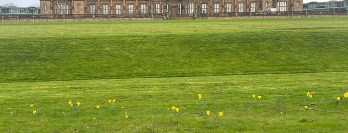donaldson's school for the deaf is one of Edinburgh places.