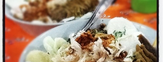 Bubur Ayam Bang Yossi is one of สถานที่ที่ Mia ถูกใจ.