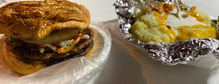 Hamburguesas Al Carbón is one of Tempat yang Disukai Beatriz.