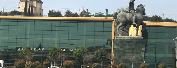 David the Builder Statue is one of День 1.