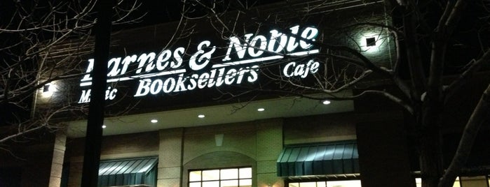 Barnes & Noble is one of Lieux qui ont plu à Raphael.