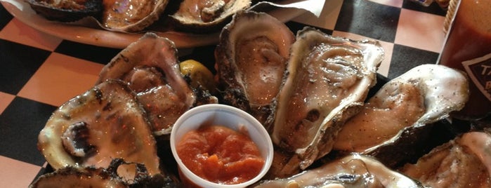 Acme Oyster House is one of Lugares favoritos de Tera.