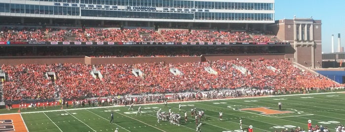 Memorial Stadium is one of Johnさんのお気に入りスポット.