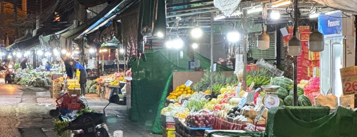Mueang Mai Market is one of Lieux sauvegardés par Jenn.