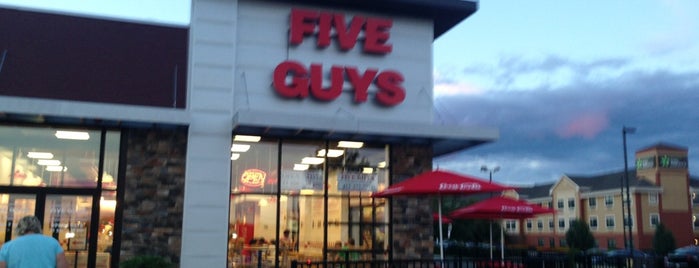 Five Guys is one of Amandaさんのお気に入りスポット.