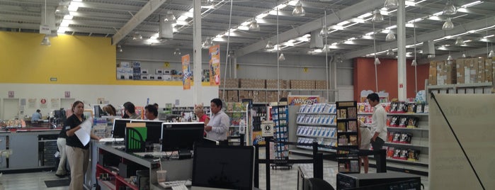 Office Max is one of Sergio D.さんのお気に入りスポット.