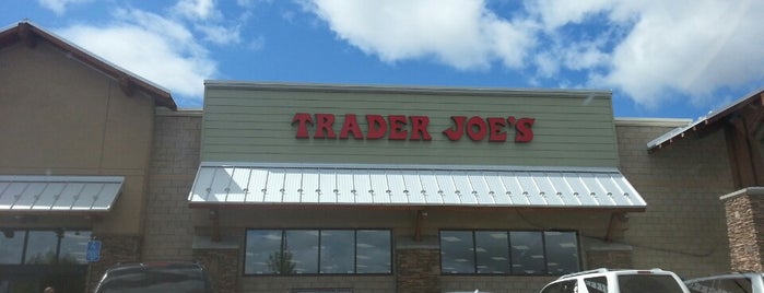 Trader Joe's is one of สถานที่ที่ Erin ถูกใจ.