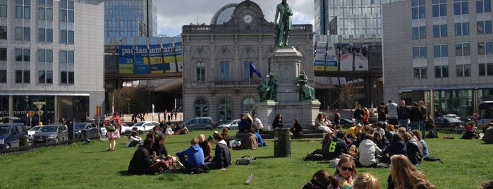 Plaza de Luxemburgo is one of Squares & Parcs.