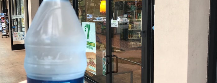 Subway is one of The 7 Best Places for Peach Tea in Honolulu.