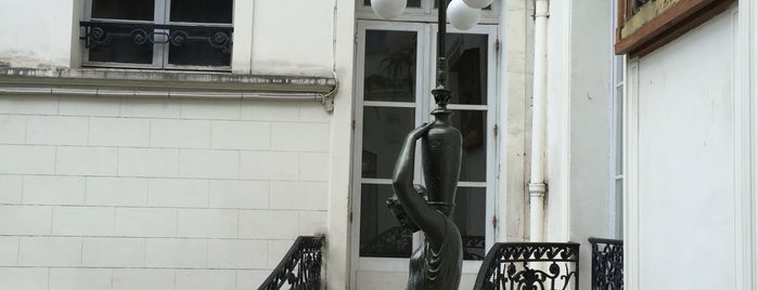 Galerie Perrotin is one of Paris.