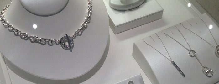 Tiffany & Co. is one of Lugares favoritos de Christopher.