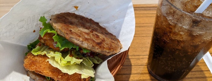 MOS Burger is one of สถานที่ที่ Yusuke ถูกใจ.