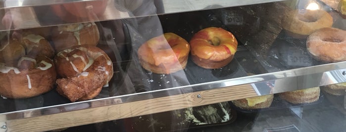 Humm..Donuts is one of Uzai: сохраненные места.