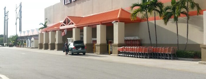 The Home Depot is one of Lugares guardados de Lucia.