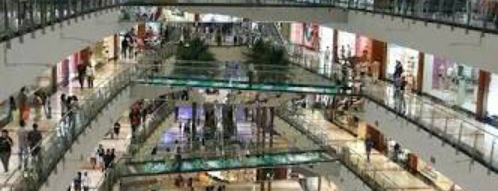Pondok Indah Mall 2 is one of Orte, die Dila gefallen.