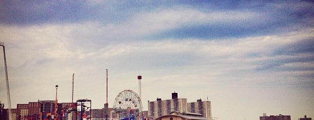 Coney Island Beach & Boardwalk is one of Locais curtidos por Fernando.