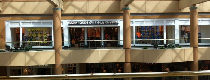 American Eagle Store is one of สถานที่ที่ Michael ถูกใจ.