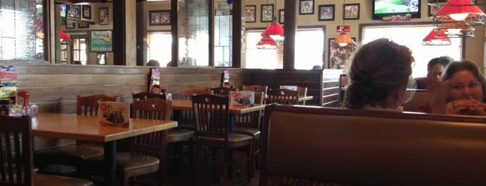 Applebee's Grill + Bar is one of Tempat yang Disukai Robert.