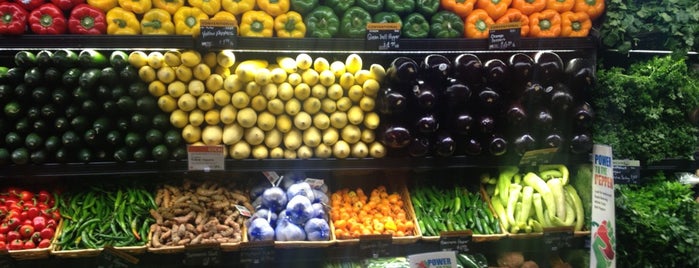 Whole Foods Market is one of Lugares favoritos de Chris.