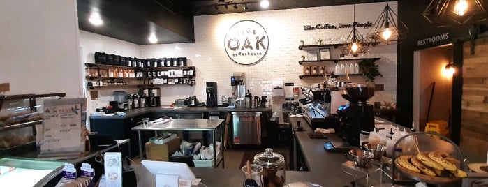 Live Oak Coffeehouse is one of Tempat yang Disukai Bribble.