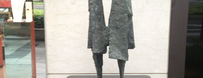 リン・チャドウィック《少年と少女》 is one of 御堂筋の彫刻.
