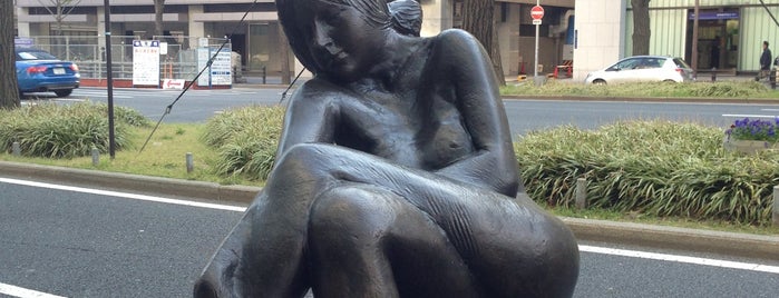 エミリオ・グレコ《座る婦人像》 is one of 御堂筋の彫刻.