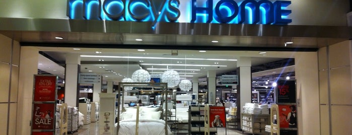 Macy's Home Store is one of Locais curtidos por Dan.
