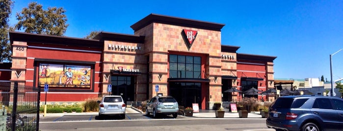 BJ's Restaurant & Brewhouse is one of Lugares favoritos de John.