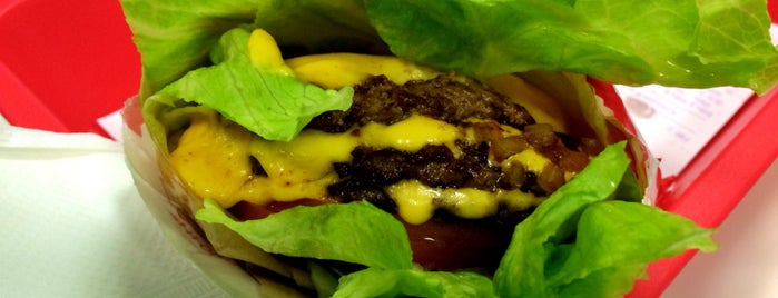 In-N-Out Burger is one of สถานที่ที่ John ถูกใจ.