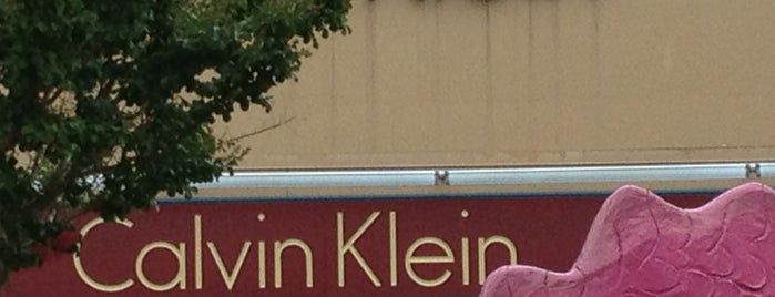Calvin Klein is one of Tempat yang Disukai Todd.