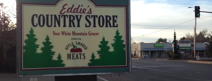 Eddie's Country Store is one of Lugares favoritos de T.