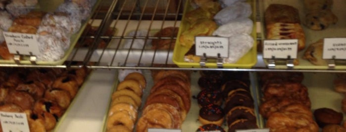 Gibson's Food Mart & Bakery is one of Lugares favoritos de Laura.