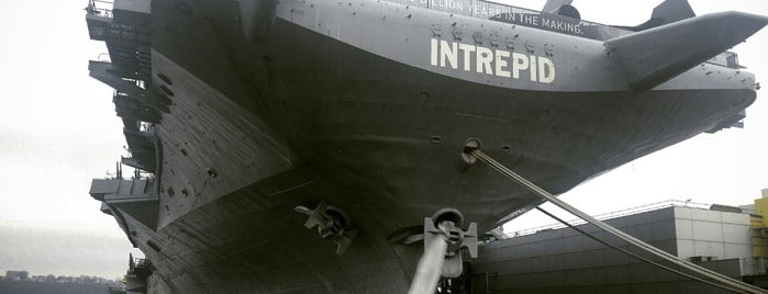 Intrepid Sea, Air & Space Museum is one of สถานที่ที่ Chris ถูกใจ.