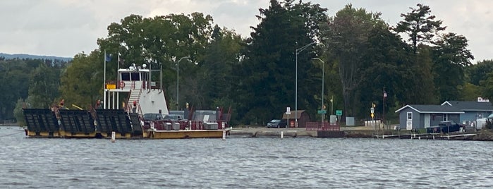 Merrimac Ferry is one of Coisas.