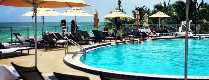 Eden Roc Resort Miami Beach is one of Lugares favoritos de Sarah.