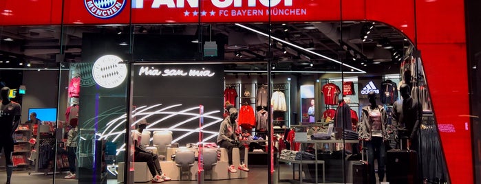 FC Bayern Fanshop is one of สถานที่ที่ SmS ถูกใจ.