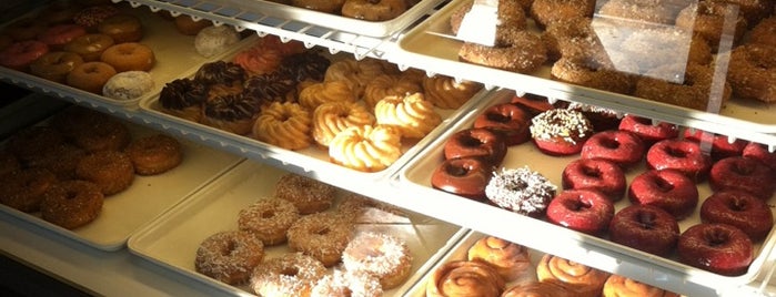 Rainbow Donuts is one of Locais curtidos por Brett.