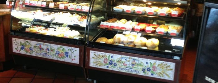 la Madeleine French Bakery & Café Midway is one of Locais curtidos por Debbie.