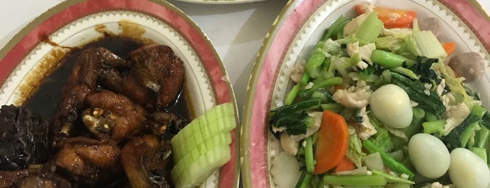 Kios Baru Chinese Food is one of Top 10 dinner spots in Manado, Nort Sulawesi.
