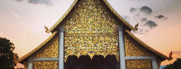 Wat Chedi Luang Varavihara is one of Lugares favoritos de Carlos.