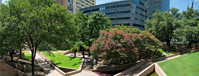 Plaza de Acción de Gracias is one of Dallas-Fort Worth.