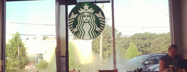 Starbucks is one of Lugares favoritos de Julie.