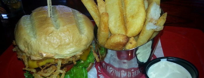 Red Robin Gourmet Burgers and Brews is one of Tempat yang Disukai Jennifer.