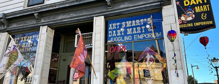 Art Smart's Dart Mart & Juggling Emporium is one of Milwaukee Essentials.