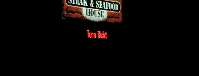 Suzy's Steak & Seafood is one of Tempat yang Disukai Hannah.