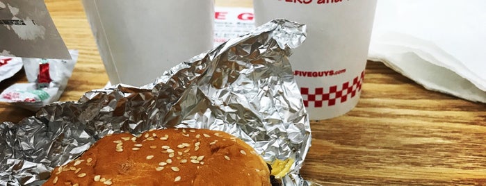 Five Guys is one of Andresさんのお気に入りスポット.