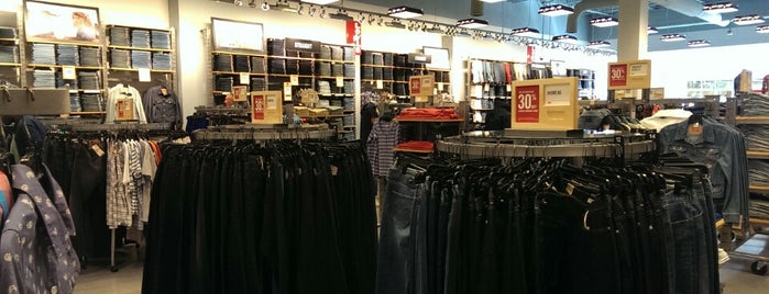 Levi's Outlet Store is one of Dorothy’s Liked Places.